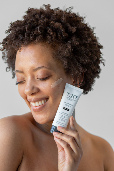 Денний поживний крем з легким відтінком TiZO AM Replenish Lightly Tinted SPF 40 TZ13 фото