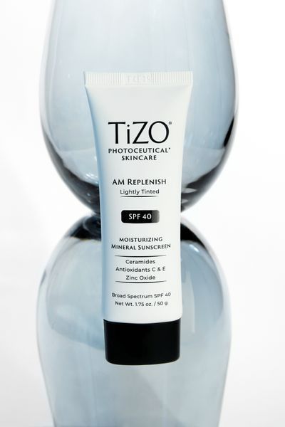 Денний поживний крем з легким відтінком TiZO AM Replenish Lightly Tinted SPF 40 TZ13 фото
