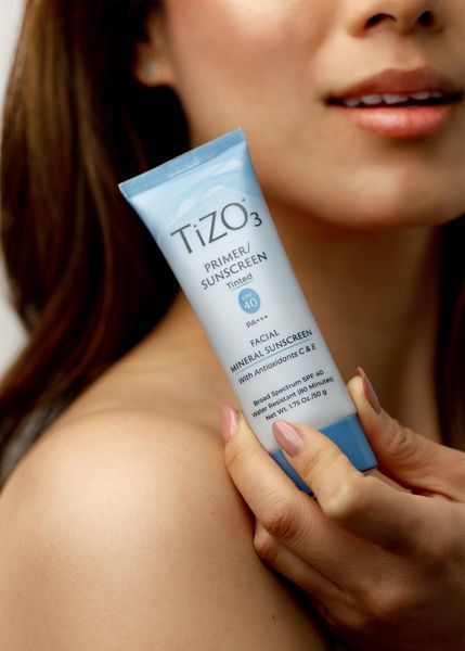 Сонцезахисний крем-праймер з відтінком TiZO 3 Facial Primer Sunscreen Tinted SPF 40 PA+++ TZ04 фото